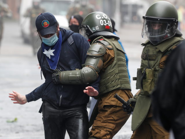 Μία νεκρή και 17 τραυματίες διαδηλωτές σε πορεία αυτοχθόνων στο Σαντιάγο της Χιλής