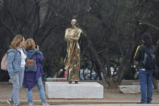 Ο Guardian για το άγαλμα της Μαρίας Κάλλας: «O Γκάντι με τακούνια;»