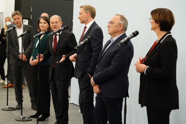 Γερμανία: Οι ηγεσίες των SPD, Πράσινων και FDP συμφώνησαν την έναρξη επίσημων διαπραγματεύσεων για τον σχηματισμό κυβέρνησης