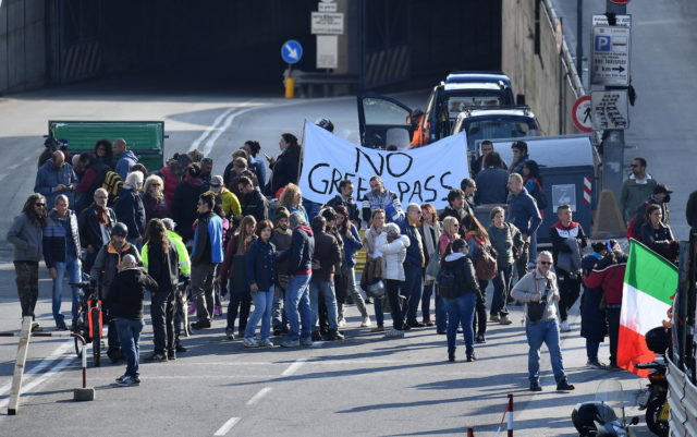 Ιταλία: Με ρίψεις νερού η αστυνομία διέλυσε συγκέντρωση λιμενεργατών που ζητούσαν την κατάργηση του πράσινου πάσου