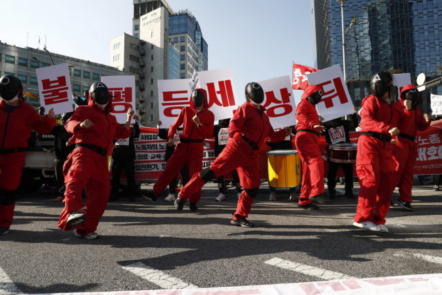 Ν. Κορέα: Χιλιάδες συνδικαλιστές διαδήλωσαν ντυμένοι με στολές του Squid Game
