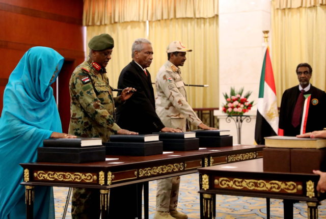 Πραξικόπημα στο Σουδάν: Ο στρατός πυροβολεί εναντίον διαδηλωτών στο Χαρτούμ