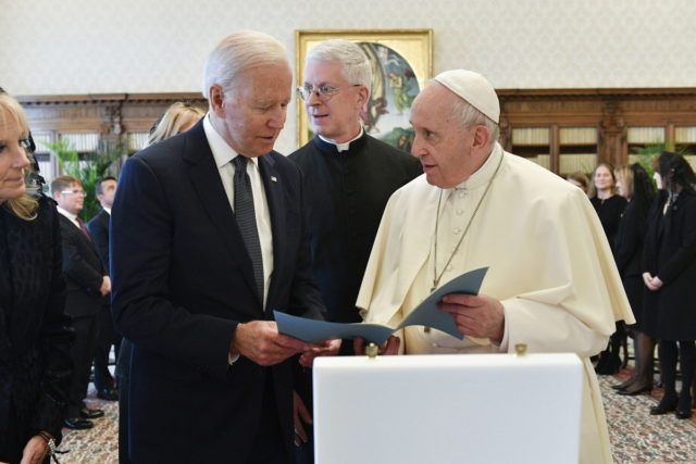 Συνάντηση Μπάιντεν – Πάπα Φραγκίσκου στο Βατικανό