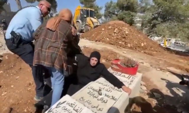 Απάνθρωπες εικόνες: Οι ισραηλινές αρχές τραβούν μια Παλαιστίνια από τον τάφο του γιου της που πρόκειται να κατεδαφιστεί [ΒΙΝΤΕΟ]