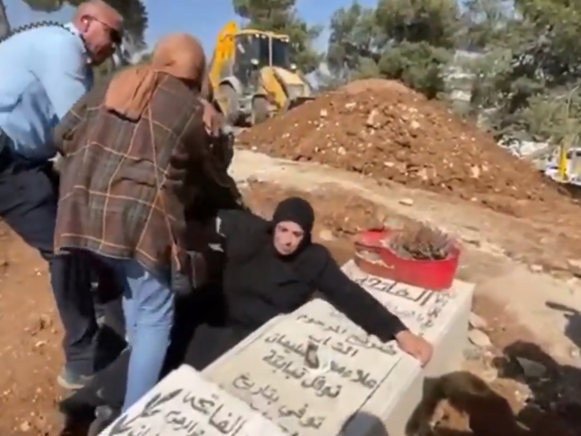 Απάνθρωπες εικόνες: Οι ισραηλινές αρχές τραβούν μια Παλαιστίνια από τον τάφο του γιου της που πρόκειται να κατεδαφιστεί [ΒΙΝΤΕΟ]