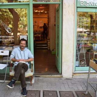 Το βιβλιοπωλείο “O Μετεωρίτης” ενώνει τους πολίτες του κόσμου στην Κυψέλη