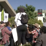 Netflix: Δεκάδες εργαζόμενοι βγήκαν στον δρόμο διαμαρτυρόμενοι για τον «τρανσοφοβικό» Σάπελ