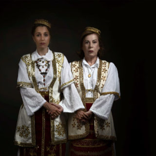 «Η Χώρα που ποτέ δεν πεθαίνεις»: μια παράσταση για τις γυναίκες που αντέχουν να ζουν στα Βαλκάνια