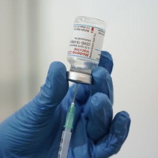 Επίσημη ανακοίνωση από τον Θ. Πλεύρη: Τέλος το πρόστιμο για ανεμβολίαστους άνω των 60 ετών.