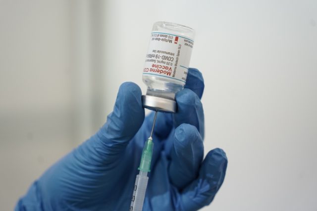Το 17% των Ελλήνων αρνείται ακόμη ή διστάζει να κάνει το εμβόλιο κατά της Covid-19
