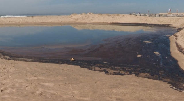 Περιβαλλοντική καταστροφή έχει προκαλέσει μια μεγάλη πετρελαιοκηλίδα στα ανοιχτά της νότιας Καλιφόρνιας