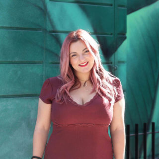 Η Χρύσα Κατσαρίνη πιστεύει ότι δεν είμαστε φτιαγμένες για να κουβαλάμε τόσα τραύματα