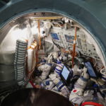 Η ρωσική ομάδα, που γύρισε την πρώτη ταινία στο διάστημα, επέστρεψε στη Γη