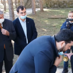 Μεσαιωνικές εικόνες: Ο Μητροπολίτης Γρεβενών κατεβάζει τις μάσκες πιστών για να φιλήσουν τον σταυρό που κρατούσε [ΒΙΝΤΕΟ]