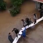 Νέα Φιλαδέλφεια: Μαθητές εγκαταλείπουν το κοντέινερ όπου έκαναν μάθημα, πάνω στα θρανία [ΒΙΝΤΕΟ]