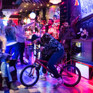 Για τους Bonnie Nettles, η τέχνη είναι καθρέφτης του υπερθετικού εαυτού που θέλει να δείξει η κοινωνία μας