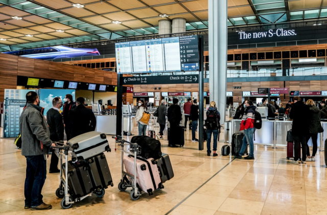ΕΕ: Μη υποχρεωτική η χρήση μάσκας σε αεροδρόμια-αεροπλάνα από τις 16 Μαΐου