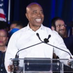 O Έρικ Άνταμς έγινε ο δεύτερος Αφροαμερικανός που εκλέγεται δήμαρχος της Νέας Υόρκης