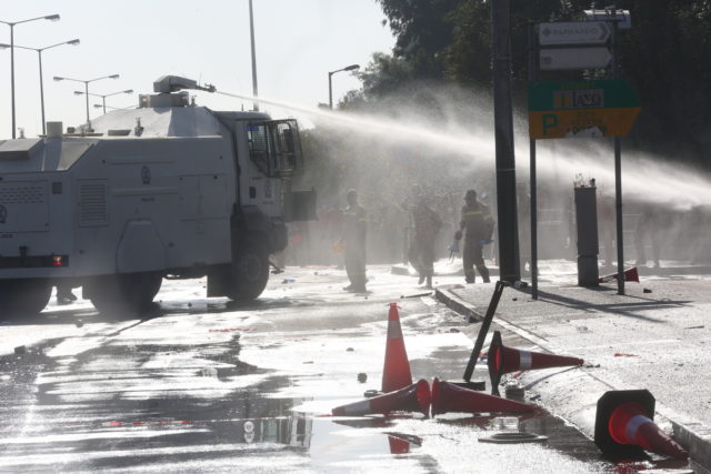 Μήνυμα στήριξης της ΕΣΗΕΑ στον φωτορεπόρτερ που τραυματίστηκε από αστυνομικούς στη συγκέντρωση των πυροσβεστών