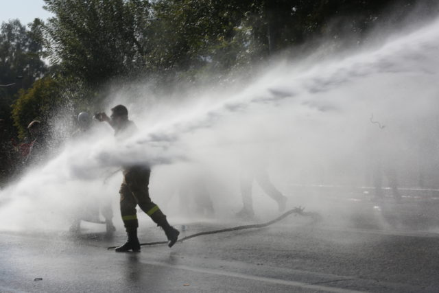 Αστυνομική βία και χημικά στην ειρηνική συγκέντρωση των πυροσβεστών [ΒΙΝΤΕΟ]