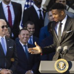 O Τζο Μπάιντεν αποθεώνει τον Γιάννη Αντετοκούνμπο: «Έβαλες 50 πόντους στο Game 6» [ΒΙΝΤΕΟ]