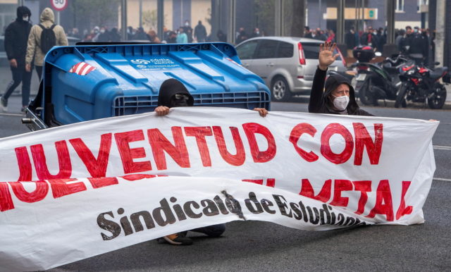Ισπανία: Πλαστικές σφαίρες και δακρυγόνα από την αστυνομία κατά των μεταλλουργών απεργών στο Κάδιξ [BINTEO]