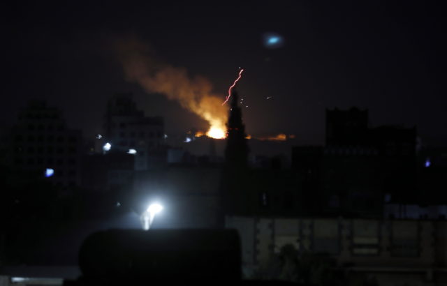 Για δεύτερο συνεχόμενο βράδυ, η στρατιωτική συμμαχία υπό την Σαουδική Αραβία βομβαρδίζει την πρωτεύουσα της Υεμένης