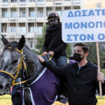 Τα άλογα «διαμαρτύρονται» στο κέντρο της Αθήνας – Συγκέντρωση εργαζομένων για να μην κλείσει ο Ιππόδρομος