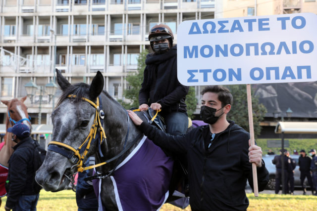 Τα άλογα «διαμαρτύρονται» στο κέντρο της Αθήνας – Συγκέντρωση εργαζομένων για να μην κλείσει ο Ιππόδρομος