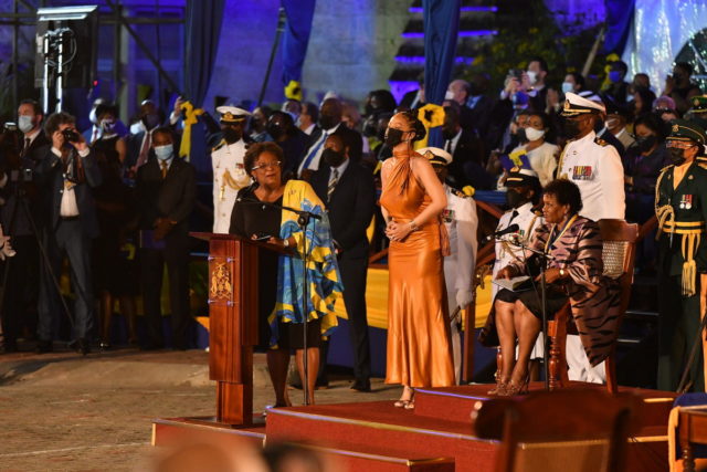 Τα Νησιά Μπαρμπέιντος έγιναν επίσημα δημοκρατία και ανακηρύσσουν τη Ριάνα «εθνική ηρωίδα»