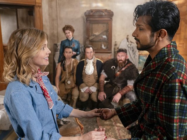 Τέσσερις κωμικές σειρές που θα σας κάνουν να «πέσετε από τον καναπέ»