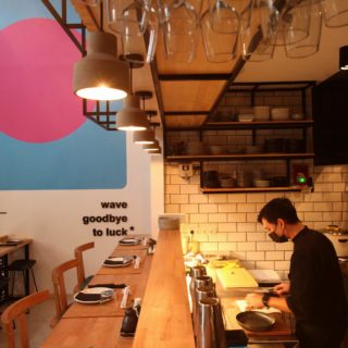 Kitschen: Ακονίστε τα chopsticks σας για dumplings με παντζάρι και spicy cocktails