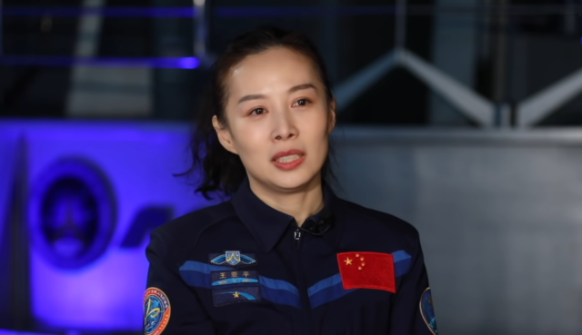 Η Γουάνγκ Γιαπίνγκ έγινε η πρώτη Κινέζα αστροναύτισσα που πραγματοποίησε διαστημικό περίπατο