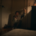 «Μη με αφήσεις ποτέ γιατί θα σου κάνω κακό»: Συγκλονιστική καμπάνια της Lacta για τις γυναικοκτονίες [BINTEO]