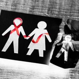 Το στίγμα του AIDS/HIV: Διαβάστε την ιστορία ενός ζευγαριού που έζησε τον κοινωνικό αποκλεισμό στην προσπάθεια να τεκνοθετήσει