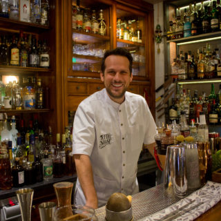 O Γιάννης Κίτσιος είναι ο μπάρμαν που θες να έχεις απέναντί σου όταν κάθεσαι στη μπάρα