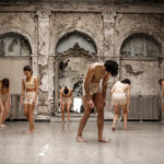 Ο χορογράφος Σπύρος Κουβαράς παρουσιάζει το νέο του έργο «(5)4’33’’: a continuous (im)mobility» στο Μπάγκειον