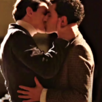 Γροθιά στην ομοφοβία από τις «Άγριες Μέλισσες»: Το πρώτο γκέι φιλί της σειράς