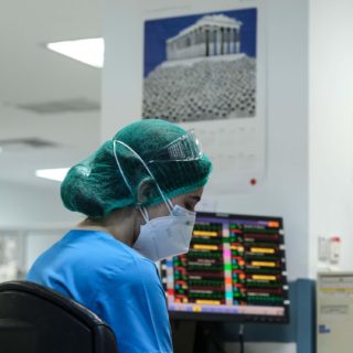 Άρση μέτρων: Δεν πετάμε άμεσα τις μάσκες στους εξωτερικούς χώρους