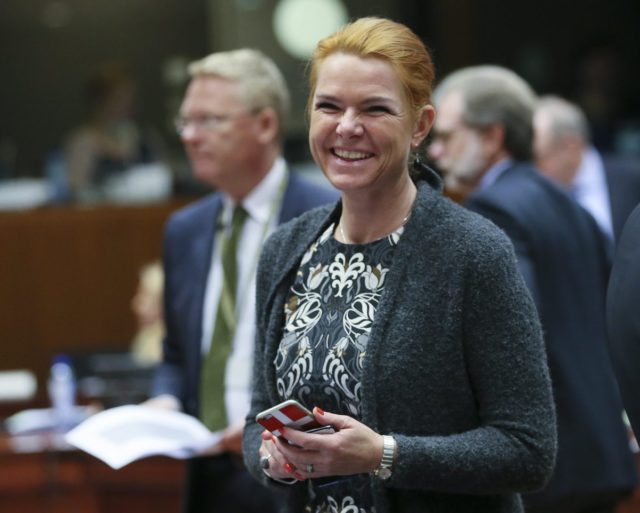 Μετά την καταδίκη της από ειδικό δικαστήριο, η πρώην υπουργός Μετανάστευσης της Δανίας κινδυνεύει να αποπεμφθεί και από το κοινοβούλιο