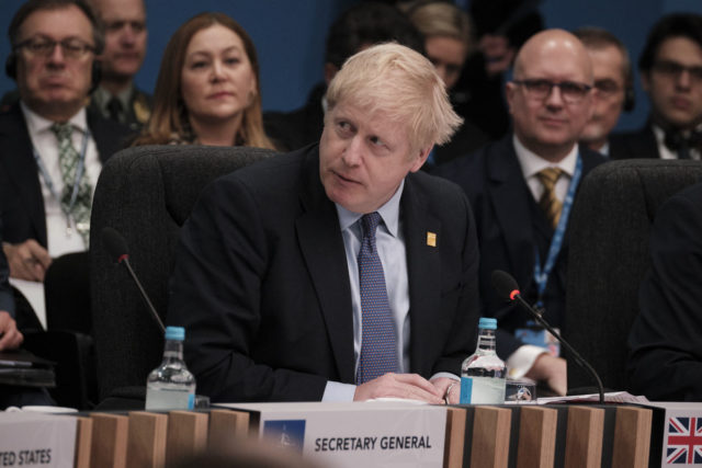 Βρετανία: Νέο σκάνδαλο, μετά τη δημοσίευση φωτογραφίας του πρωθυπουργού να παραβιάζει πάλι τους κανόνες