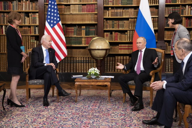 Η Μόσχα κατηγορεί Ουάσινγκτον και ΝΑΤΟ για «υστερία» και ότι «επιτείνουν» τις εντάσεις