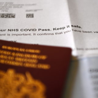 Πιστοποιητικό εμβολιασμού “made in Greece”: Το «Σύστημα» καθορίζει την ελευθερία μας