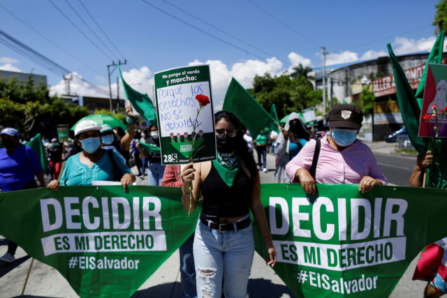 Το Ελ Σαλβαδόρ παραβίασε τα δικαιώματα μιας γυναίκας που κατηγορήθηκε ότι έκανε άμβλωση και πέθανε στη φυλακή