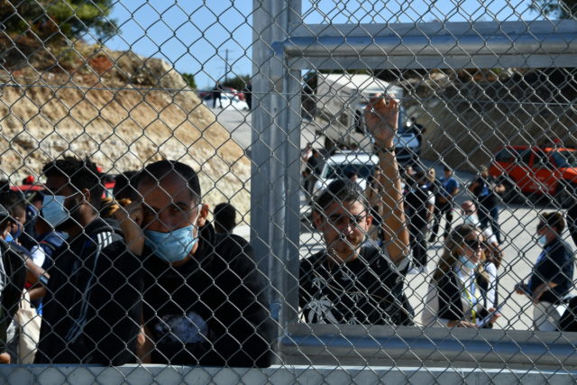 Παράνομη κράτηση προσφύγων καταγγέλλει η Διεθνής Αμνηστία