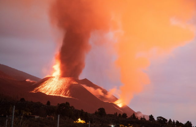 Ισπανία-ηφαίστειο: Σε λοκντάουν 33.000 κάτοικοι της Λα Πάλμα λόγω της έκλυσης τοξικών αερίων