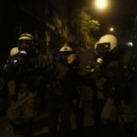 Αστυνομικοί σπάνε τζαμαρία πολυκατοικίας στα Εξάρχεια για να συλλάβουν διαδηλωτές [ΒΙΝΤΕΟ]