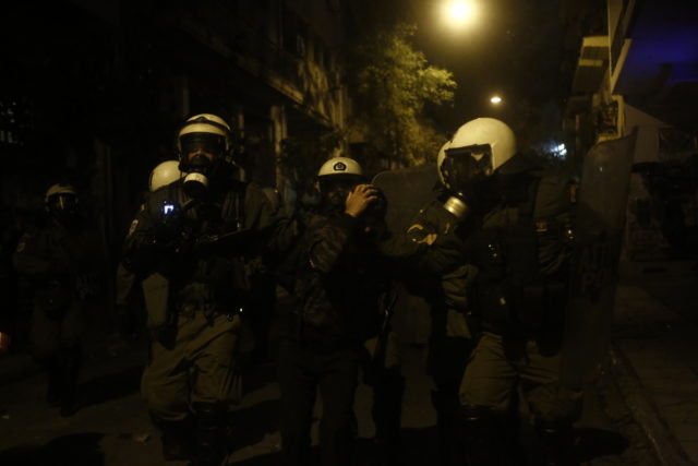 Αστυνομικοί σπάνε τζαμαρία πολυκατοικίας στα Εξάρχεια για να συλλάβουν διαδηλωτές [ΒΙΝΤΕΟ]