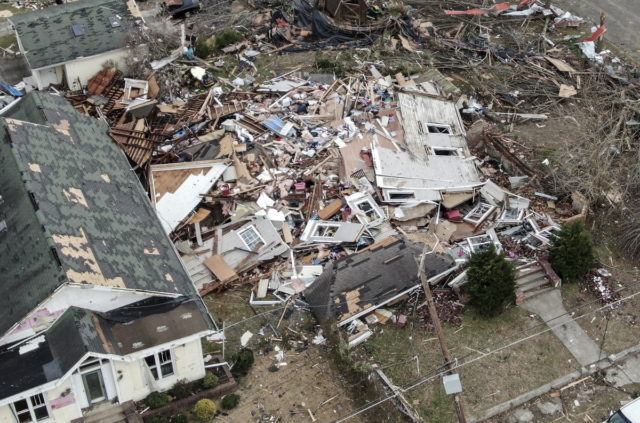 ΗΠΑ: Εικόνες απόλυτης καταστροφής – Πάνω από 100 νεκροί