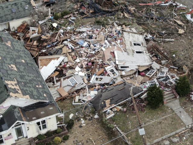 ΗΠΑ: Εικόνες απόλυτης καταστροφής – Πάνω από 100 νεκροί